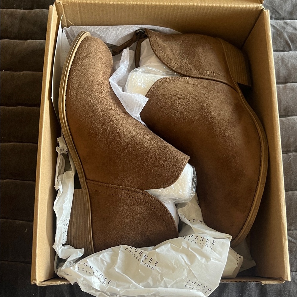 Journey collection new size 5.5 Taupe Shoes in Box
